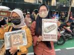 Pendemo Bawa Poster Candaan Bertuliskan 'Tutorial Menggulingkan Prabowo-Gibran', Ini Maksudnya