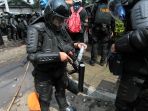 massa-aksi-terlibat-bentrokan-dengan-aparat-kepolisian_20190522_153435.jpg