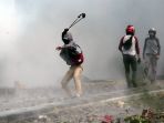 massa-aksi-terlibat-bentrokan-dengan-aparat-kepolisian_20190522_154119.jpg
