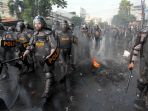 massa-aksi-terlibat-bentrokan-dengan-aparat-kepolisian_20190522_155805.jpg