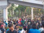 massa-aksi-tolak-revisi-uu-pilkada-robohkan-pagar.jpg