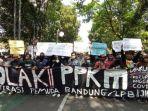 massa-aksi-yang-melakukan-aksi-unjuk-rasa-di-balai-kota-bandung-r.jpg