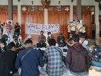 massa-amti-menggelar-tahlilan-di-pendopo-rumah-dinas-wakil-bupati-tulungagung.jpg