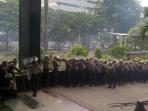 massa-anti-ahok-bikin-ricuh-di-depan-gedu_20160520_155324.jpg