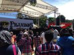massa-berkemeja-kotak-kotak-terlihat-berkumpul-di-area-panggung-musikal_20170409_105706.jpg