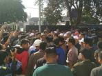 massa-berkumpul-di-halaman-parkir-dprd-kabupaten-karawang_20180522_220344.jpg