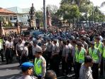 massa-berorasi-di-pengadilan-negeri-denpasa_20150729_101117.jpg