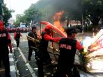 massa-buruh-bakar-karangan-bunga-untuk-ahok_20170501_145133.jpg