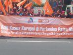massa-buruh-demo-soal-pertamax-oplos.jpg