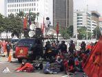 massa-buruh-terus-berdatangan-memperingati-hari-buruk.jpg
