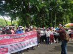 massa-dari-solidaritas-pekerja-buruh-sumatera-utara-spb-su-g.jpg
