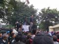 massa-demo-bbm-gembok-pabrik2.jpg