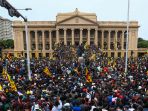 massa-duduki-rumah-presiden-sri-lanka-hingga-rezim-tumbang_20220711_075539.jpg