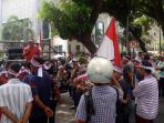 massa-formasi-pasti-mengepung-kantor-dprd-sumut_20160314_114357.jpg