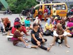 massa-forum-komunitas-masyarakat-pinggir-rel-duduki-kantor-pemko-medan_20161124_115715.jpg
