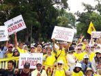 massa-gnkr-berkumpul-di-dekat-gedung-mk-di-jakarta-pusat-jumat-1462019.jpg