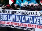 massa-gsbi-berjalan-mengiringi-sebuah-mobil-komando-berbentuk-pic.jpg