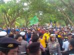 massa-jimmy-rimba-boby-daud-datangi-kpu-manado_20151126_132303.jpg