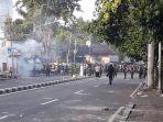 massa-masih-nekat-lempari-batu-dan-bom-molotov-di-sekitar-asrama-brimob.jpg