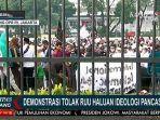 massa-melakukan-aksi-unjuk-rasa-menolak-pembahasan-ruu-hip.jpg