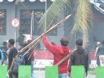 massa-membakar-kantor-bupati-waropen-jumat-63220.jpg