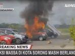 massa-membakar-sebuah-mobil-di-sorongj.jpg