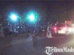 massa-menggelar-aksi-di-depan-kantor-kpu-sampang-madura.jpg