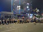 massa-menunaikan-shalat-tarawih-di-jl-mh-thamrin.jpg