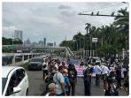 massa-nyaris-tutup-jalan-gatsu.jpg
