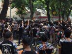 massa-ormas-di-depan-gedung-ptikl.jpg