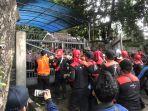massa-partai-buruh-mencoba-masuk-nih3.jpg