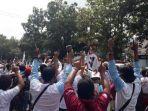 massa-pendukung-prabowo-sandi-berjoget-sembari-menunggu-kedatangan-prabowo-di-solo__.jpg