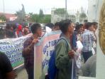 massa-pengunjuk-rasa-di-riau_20160411_145718.jpg