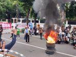 Belum Lama Tiba, Massa Demo Dipimpin Eks Danjen Kopassus Dkk Mulai Bakar Ban di Depan Kantor KPU