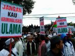 massa-penuhi-gedung-sate-ikut-aksi-bela-ulama_1_20170126_125315.jpg