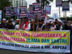 massa-penuhi-gedung-sate-ikuti-aksi-bela-ulama_20170126_121617.jpg