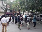 massa-saat-mendesak-masuk-rutan-kelas-ia-solo.jpg