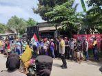 massa-warga-desa-bakalanpule-kecamatan-tikung-kabupaten-lamongan-berdemo.jpg