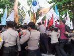 massa-yang-berunjuk-rasa-di-depah.jpg