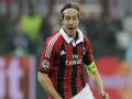 massimo-ambrosini-kejar-bola-ban-kapten.jpg