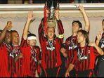 massimo-ambrosini-menjadi-kapten-tim-saat-ac-milan-meraih-piala-super-eropa.jpg