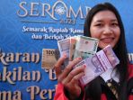 masyarakat-antre-penukaran-uang-baru-di-bi-malang_20230408_114824.jpg