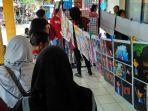 masyarakat-berdesakan-saat-menghadiri-pameran-di-gedung-wayang-orang-solo.jpg