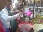 masyarakat-berebut-mendapatkan-air-dari-rendaman_20151023_103243.jpg