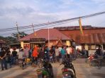 masyarakat-berkumpul-di-depan-mapolsek-gas_20181022_094317.jpg