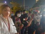 masyarakat-cinta-polri-bagikan-ratusan-bunga-mawar-di-acara-malam-hening-justice-for-joshua.jpg