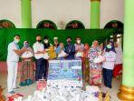 masyarakat-dan-masjid-desa-di-kawasan-industri-cikarang-jababeka-menerima-paket-sembako.jpg
