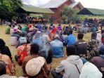 masyarakat-dari-distrik-maima-mengikuti-rapat.jpg