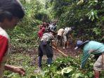 masyarakat-desa-sekecamatan-rampi-bergotong-royong-memperbaiki-jalan.jpg