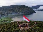 masyarakat-kabupaten-paniai-kibarkan-bendera-merah-putih-raksasa.jpg